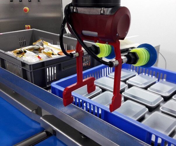 Robot in food industry for meal trays preparation