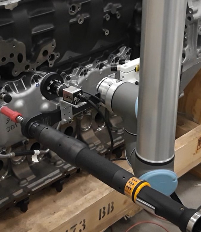 An automated fastening solution is screwing an automotive part