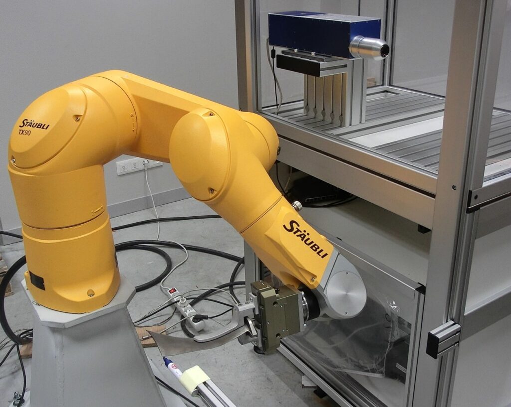 Staubli deburring robot is polishing a part