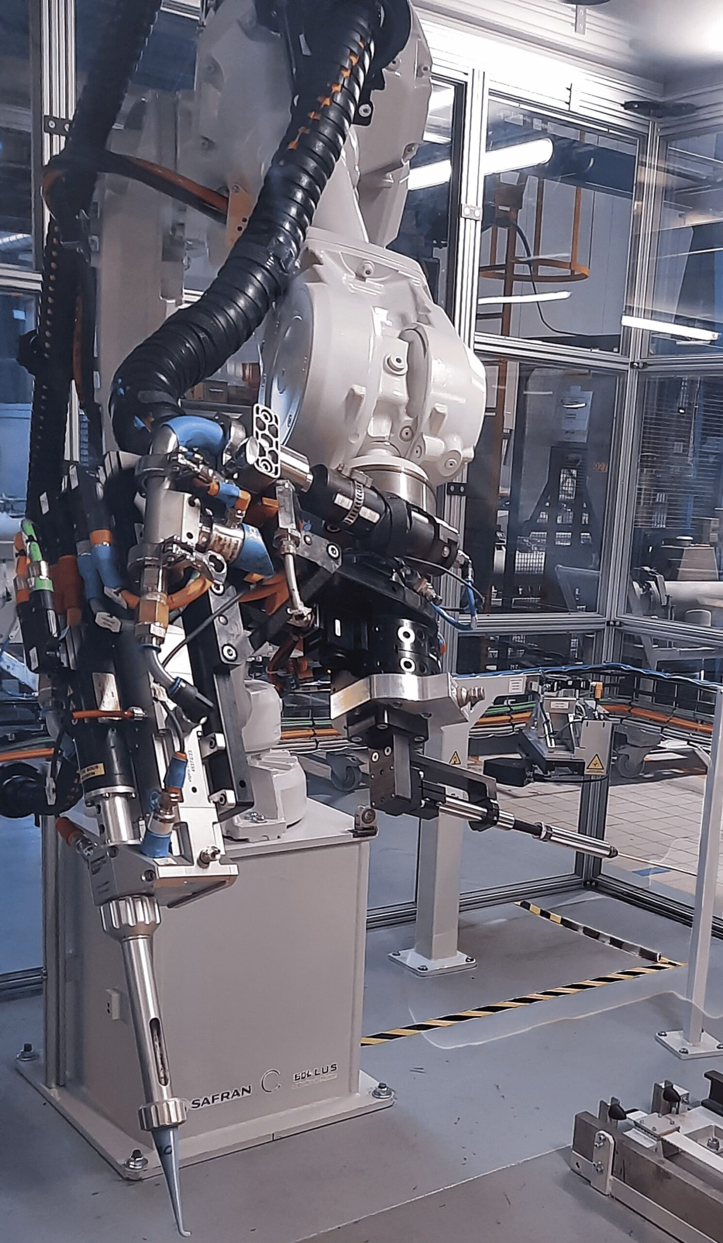End effector of the sealant dispensing robot