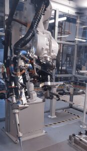 End effector of the sealant dispensing robot